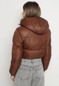 Born2be - Brązowa Kurtka Pikowana o Krótkim Fasonie z Kapturem Tinthella. Okazja: na co dzień, na spacer. Typ kołnierza: kaptur. Kolor: brązowy. Materiał: jeans. Długość: krótkie. Wzór: aplikacja. Styl: casual, elegancki #3