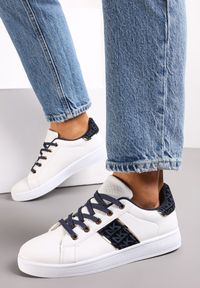 Renee - Biało-Granatowe Sneakersy Sznurowane z Wstawkami Danthe. Kolor: biały. Materiał: jeans