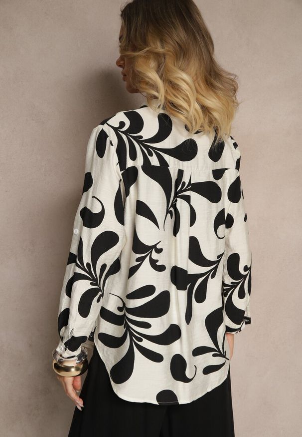 Renee - Czarna Wiskozowa Bluzka o Koszulowym Kroju z Dekoltem w Serek w Roślinny Print Kolaniria. Okazja: na co dzień. Typ kołnierza: dekolt w serek. Kolor: czarny. Materiał: wiskoza. Wzór: nadruk. Styl: casual, elegancki