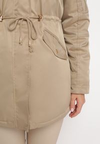 Born2be - Beżowa Kurtka Parka ze Ściągaczem i Kapturem z Futerkiem Kathateia. Okazja: na co dzień. Kolor: beżowy. Materiał: futro. Długość rękawa: długi rękaw. Długość: długie. Styl: casual, elegancki, klasyczny #3