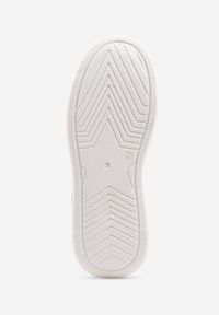 Renee - Czarno-Białe Sneakersy Vices na Platformie z Perforacją i Geometryczną Aplikacją Vilvesia. Okazja: na co dzień. Kolor: czarny. Materiał: jeans. Wzór: geometria, aplikacja. Obcas: na platformie #6