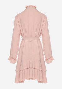 Born2be - Różowa Sukienka z Falbanami i Marszczonym Golfem z Dodatkowym Wiązanym Paskiem Savelina. Okazja: na imprezę. Typ kołnierza: golf. Kolor: różowy. Typ sukienki: rozkloszowane. Styl: klasyczny, elegancki #7