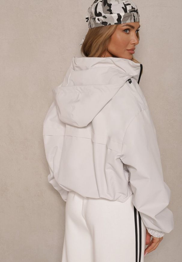 Renee - Biała Kurtka w Stylu Streetwear z Kapturem Oversize Nativiona. Okazja: na co dzień. Typ kołnierza: kaptur. Kolor: biały. Materiał: jeans. Styl: casual