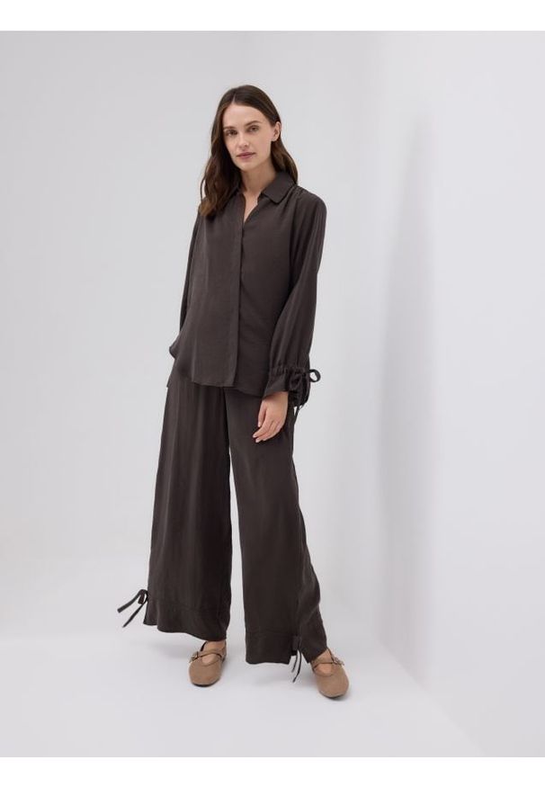 Reserved - Szerokie spodnie z modalem - ciemnobrązowy. Kolor: brązowy. Materiał: tkanina