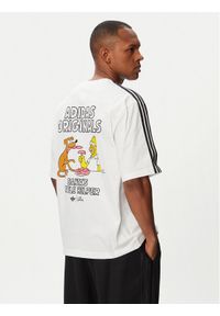 Adidas - adidas T-Shirt Little Santas Helper Graphic LG5060 Biały Regular Fit. Kolor: biały. Materiał: bawełna #1
