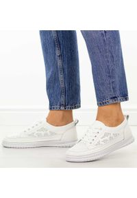 Białe skórzane półbuty damskie Cambell 13302. Okazja: na co dzień. Zapięcie: sznurówki. Kolor: biały. Materiał: skóra. Szerokość cholewki: normalna. Wzór: ażurowy. Sezon: wiosna, lato, jesień. Styl: casual, klasyczny, elegancki #1