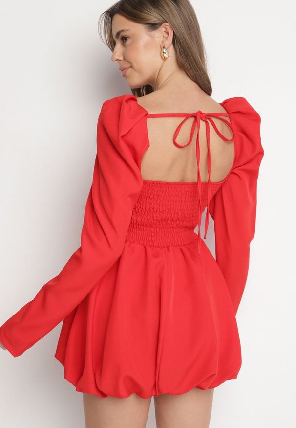 Born2be - Czerwona Rozkloszowana Sukienka Bombka z Wiązaniem na Plecach Poltewin. Okazja: na ślub cywilny, na wesele, na co dzień, na imprezę. Typ kołnierza: dekolt kwadratowy, kokarda. Kolor: czerwony. Typ sukienki: bombki. Styl: casual, elegancki, klasyczny