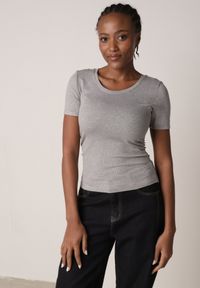 Born2be - Szary Prążkowany T-shirt Ozdobiony po Bokach Marszczeniem Nedisa. Okazja: na co dzień. Kolor: szary. Materiał: prążkowany. Wzór: aplikacja. Styl: casual #1