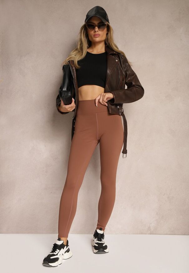 Renee - Brązowe Sportowe Legginsy High Waist z Małym Ozdobnym Znaczkiem Lerilane. Stan: podwyższony. Kolor: brązowy. Styl: sportowy