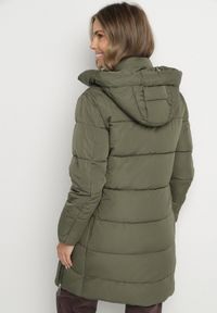 Born2be - Ciemnozielona Kurtka Pikowana z Kapturem i Suwakami po Bokach Lindrie. Okazja: na spacer, na co dzień. Typ kołnierza: kaptur. Kolor: zielony. Materiał: poliester, jeans, dzianina. Długość: długie. Styl: casual #5