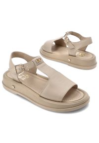 Beżowe Sandały Karino Modne Obuwie Damskie. Okazja: na co dzień, na spacer. Zapięcie: klamry. Kolor: beżowy. Materiał: skóra. Wzór: paski. Sezon: lato. Obcas: na płaskiej podeszwie. Styl: elegancki, casual #4