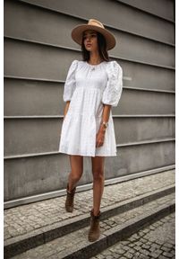 Sukienka rozkloszowana w kolorze białym ażurowa - SANTI by Marsala. Okazja: na imprezę. Kolor: biały. Materiał: tkanina, materiał, bawełna. Wzór: ażurowy. Typ sukienki: oversize. Styl: elegancki #1