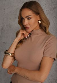 Renee - Beżowy Wiskozowy T-shirt o Dopasowanym Kroju z Golfem Isomina. Okazja: na co dzień, na imprezę. Typ kołnierza: golf. Kolor: beżowy. Materiał: wiskoza. Styl: casual #4