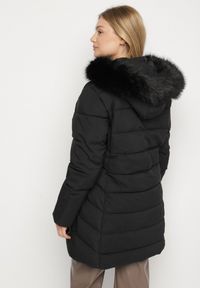 Born2be - Czarna Pikowana Kurtka z Kapturem z Futerkiem Espenna. Okazja: na co dzień. Typ kołnierza: kaptur. Kolekcja: plus size. Kolor: czarny. Materiał: futro. Sezon: zima. Styl: casual, elegancki #4