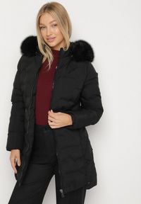 Born2be - Czarna Zimowa Kurtka Pikowana z Kapturem z Futrem i Napami po Bokach Zenilda. Typ kołnierza: kaptur. Kolor: czarny. Materiał: futro. Sezon: zima #2