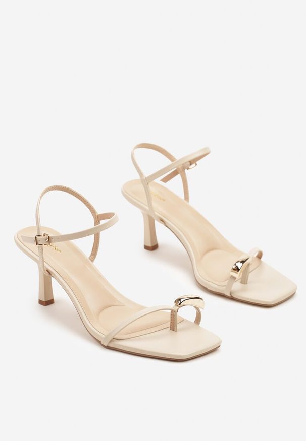 Renee - Beżowe Sandały Typu Japonki Vices na Obcasie Zdobione Aplikacją Ciariviona. Kolor: beżowy. Wzór: aplikacja. Sezon: lato. Obcas: na obcasie. Styl: elegancki. Wysokość obcasa: średni