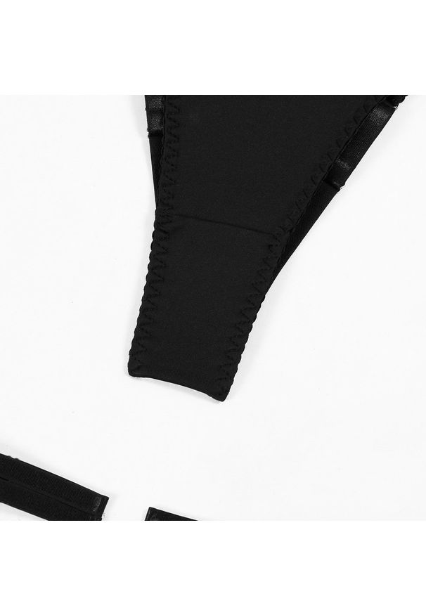 Intica - Komplet bielizny z frędzlami na romantyczne wieczory Ferrina. Kolor: czarny. Materiał: materiał