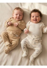 Sinsay - Zestaw niemowlęcych spodni welurowych ze stópkami 2 pack - beżowy. Kolor: beżowy. Materiał: welur #1
