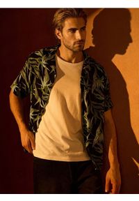 Sinsay - Wiskozowa koszula z motywem roślinnym - czarny. Kolor: czarny. Materiał: wiskoza