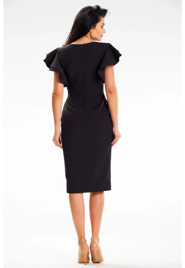 Awama - Elegancka czarna sukienka ołówkowa z dekoltem V i falbankami. Okazja: na imprezę. Typ kołnierza: kołnierz z falbankami. Kolor: czarny. Typ sukienki: ołówkowe. Styl: elegancki