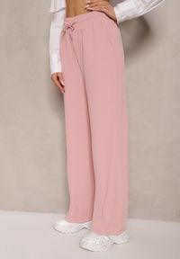 Renee - Różowe Spodnie o Szerokim Kroju High Waist Ozdobione Sznurkiem Deyrisse. Okazja: na spotkanie biznesowe, do pracy. Stan: podwyższony. Kolor: różowy. Materiał: guma. Wzór: aplikacja. Styl: biznesowy, elegancki