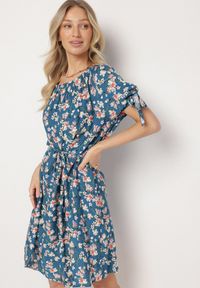 Born2be - Niebieska Bawełniana Sukienka z Hiszpańskim Dekoltem w Kwiatki Orrina. Okazja: na co dzień. Kolor: niebieski. Materiał: bawełna. Wzór: kwiaty. Sezon: lato. Typ sukienki: proste. Styl: casual #5