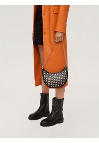 Kazar - Czarna skórzana torebka półksiężyc zdobiona nitami. Kolor: czarny. Wzór: aplikacja. Materiał: skórzane. Styl: casual #9