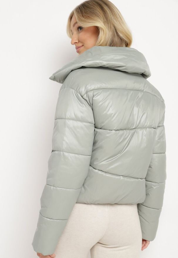 Born2be - Jasnozielona Pikowana Kurtka Puchowa z Ozdobnym Kołnierzem i Wsuwanymi Kieszeniami Lablina. Okazja: na co dzień. Kolor: zielony. Materiał: puch. Styl: elegancki, casual, klasyczny