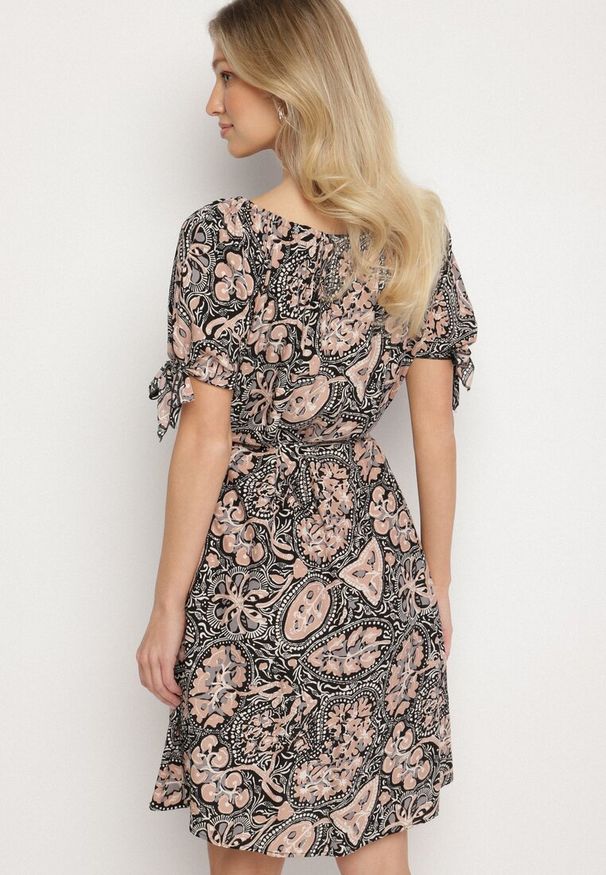 Born2be - Czarno-Beżowa Sukienka z Bawełny z Okrągłym Dekoltem i Wiązaniem w Pasie Tosaria. Okazja: na co dzień. Kolor: czarny. Materiał: bawełna. Sezon: lato. Styl: casual, elegancki