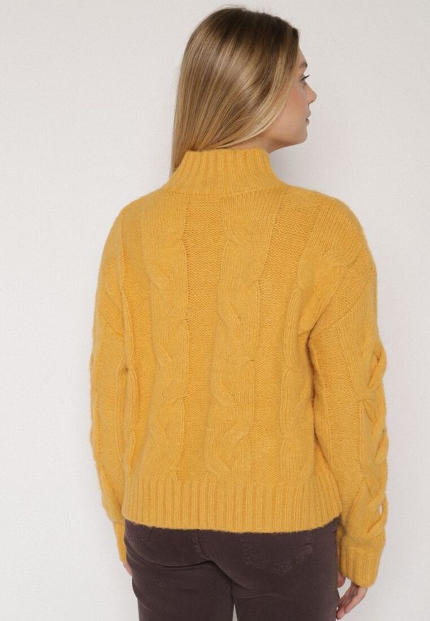 Born2be - Żółty Golf z Domieszką Wełny Zdobiony Oryginalnym Splotem Fedwira. Okazja: na co dzień, na spotkanie biznesowe, do pracy. Typ kołnierza: golf. Kolor: żółty. Materiał: wełna. Wzór: aplikacja, ze splotem. Sezon: zima, jesień. Styl: casual, biznesowy, klasyczny