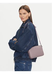 Calvin Klein Torebka Ck Must Small Camera Bag_Caviar K60K613084 Fioletowy. Kolor: fioletowy. Materiał: skórzane #4
