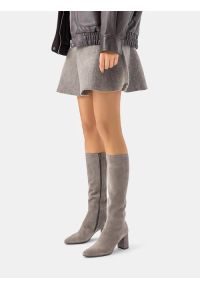 Ryłko - Szare kozaki z wąską cholewką. Zapięcie: zamek. Kolor: szary. Materiał: welur, skóra. Szerokość cholewki: wąska. Obcas: na obcasie. Styl: street, klasyczny, elegancki. Wysokość obcasa: średni #1