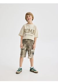 Reserved - Szorty cargo - beżowy. Kolor: beżowy. Materiał: bawełna, dzianina. Styl: klasyczny #1