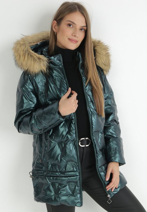 Born2be - Ciemnozielona Kurtka Metaliczna z Futrzanym Kapturem Amolika. Okazja: na co dzień. Kolor: zielony. Materiał: futro. Styl: casual