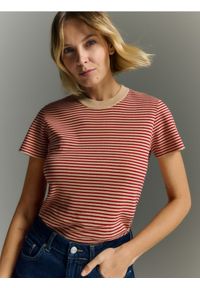 Reserved - Bawełniany t-shirt w paski - beżowy. Kolor: beżowy. Materiał: bawełna. Wzór: paski #1