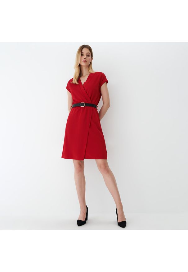 Mohito - Kopertowa sukienka mini w soczystym kolorze - Czerwony. Kolor: czerwony. Typ sukienki: kopertowe. Długość: mini