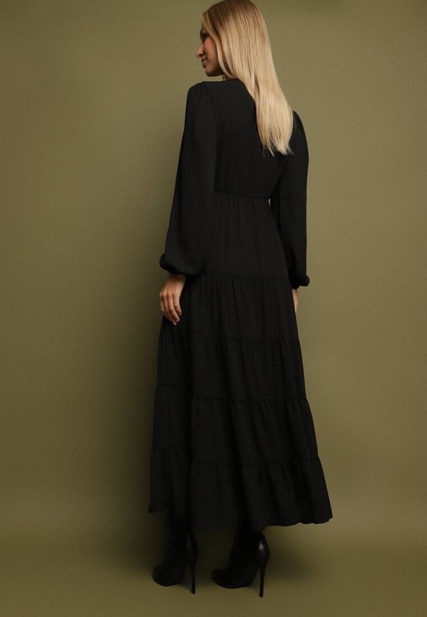 Born2be - Czarna Rozkloszowana Sukienka Vices z Kopertowym Dekoltem Reslosa. Okazja: na co dzień. Typ kołnierza: dekolt w serek. Kolor: czarny. Materiał: jeans, poliester. Typ sukienki: kopertowe. Styl: casual