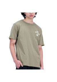 Koszulka New Balance MT31518CGN - zielona. Kolor: zielony. Materiał: skóra, bawełna, tkanina. Długość rękawa: krótki rękaw. Długość: krótkie