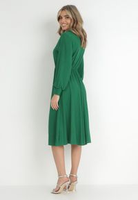 Born2be - Zielona Rozkloszowana Sukienka z Koszulową Górą Rade. Typ kołnierza: kolnierz wykładany. Kolor: zielony. Materiał: tkanina. Wzór: aplikacja. Typ sukienki: koszulowe. Styl: elegancki. Długość: midi #5