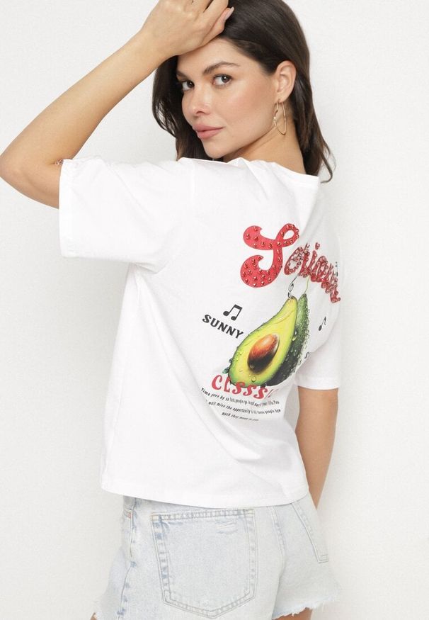 Born2be - Biały T-shirt z Bawełną i Motywem Awokado Addixa. Okazja: na co dzień. Kolor: biały. Materiał: bawełna. Styl: klasyczny, casual