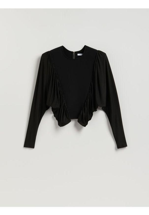 Reserved - Bluzka z poduszkami na ramionach - czarny. Kolor: czarny. Materiał: tkanina