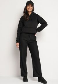 Born2be - Czarne Szerokie Spodnie Dresowe z Ociepleniem i Sznurkiem Nelannea. Okazja: na co dzień. Kolor: czarny. Materiał: dresówka. Styl: casual, elegancki #4