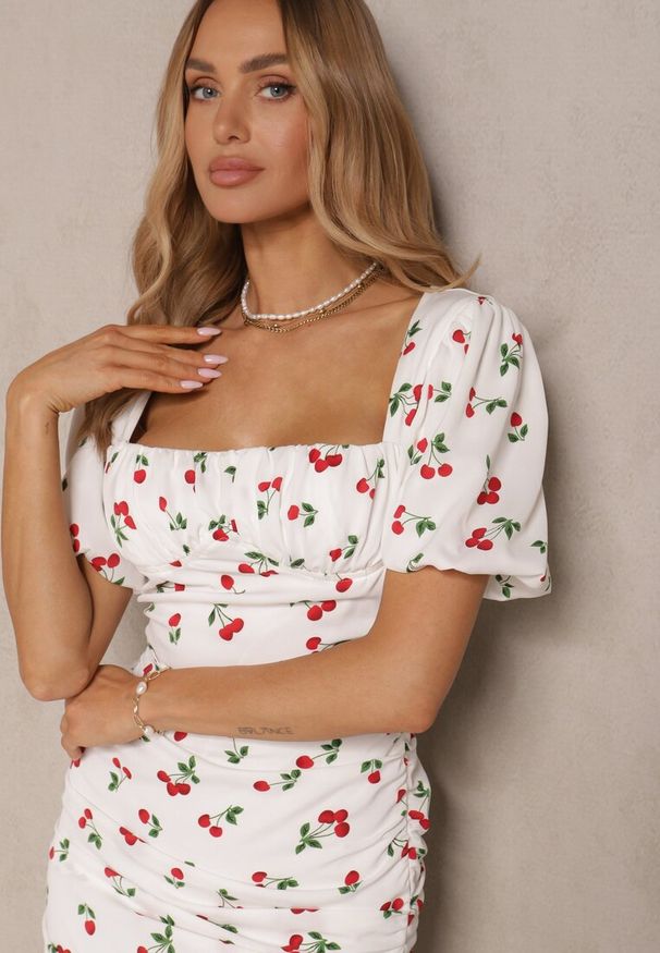 Renee - Biała Sukienka Ozdobiona Wzorem w Wisienki i Marszczeniem Halethra. Kolor: biały. Wzór: aplikacja. Sezon: lato