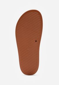 Born2be - Brązowe Klapki na Płaskiej Podeszwie z Paskiem z Klamerką Ylindra. Okazja: na co dzień, na randkę. Kolor: brązowy. Materiał: jeans. Obcas: na płaskiej podeszwie. Styl: casual, elegancki #4