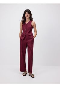 Reserved - Taliowana kamizelka z lnem - burgundowy. Kolor: czerwony. Materiał: len