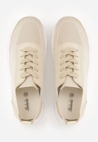 Born2be - Beżowe Dzianinowe Sneakersy na Grubej Podeszwie ze Żłobieniami Enolora. Okazja: na co dzień, na spacer. Kolor: beżowy. Materiał: dzianina. Szerokość cholewki: normalna. Sport: turystyka piesza, fitness #7
