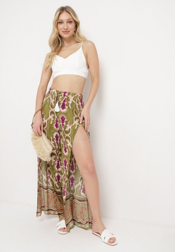 Born2be - Zielono-Fioletowe Wiskozowe Spodnie w Ornamentalny Print z Wycięciami na Szerokich Nogawkach Rioleth. Stan: podwyższony. Kolor: zielony. Materiał: wiskoza. Wzór: nadruk. Sezon: lato. Styl: boho, wakacyjny