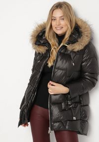 Born2be - Czarna Kurtka z Pikowanymi Przeszyciami i Kapturem z Futrem Azinga. Okazja: na spacer. Typ kołnierza: golf. Kolekcja: plus size. Kolor: czarny. Materiał: futro. Styl: elegancki #5