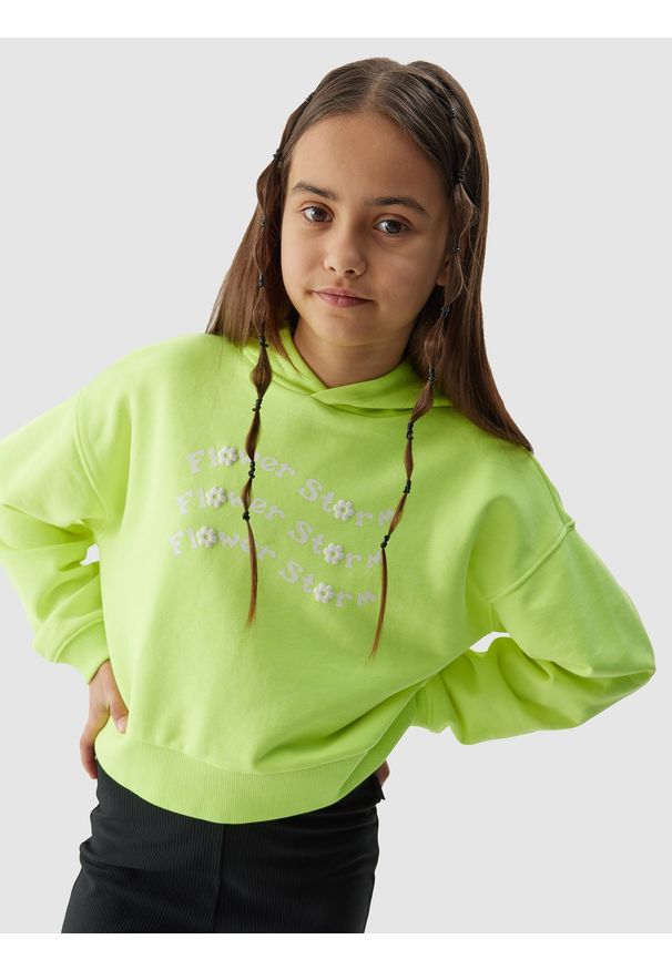 4f - Bluza dresowa crop top nierozpinana z kapturem dziewczęca - zielona. Okazja: na co dzień. Typ kołnierza: kaptur. Kolor: zielony. Materiał: dresówka. Wzór: napisy, gładki, ze splotem. Styl: sportowy, klasyczny, casual