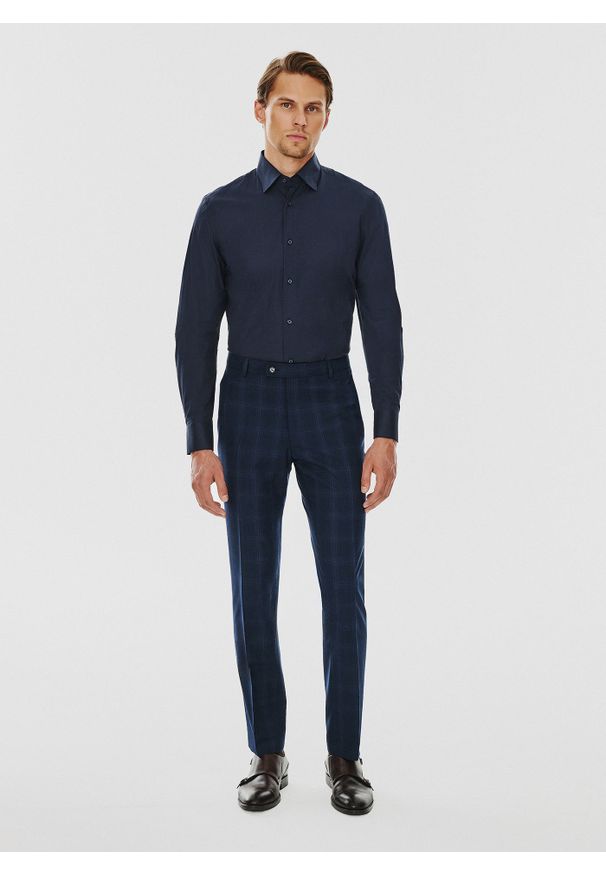 Pako Lorente - PAKO LORENTE – Granatowa koszula męska długi rękaw. Okazja: na co dzień. Kolor: oliwkowy, beżowy, niebieski. Materiał: elastan, bawełna. Długość rękawa: długi rękaw. Długość: długie. Wzór: gładki. Styl: casual